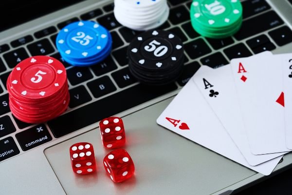 Màn hình live casino trực tuyến tại 33win9 với dealer chuyên nghiệp